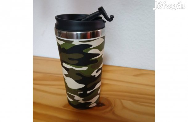 Terepszínű mintás utazó termosz bögre eladó!