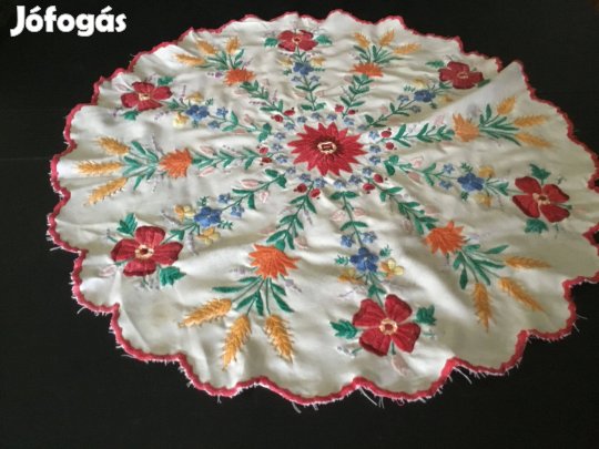 Terítő - hímzett, kalocsai mintás