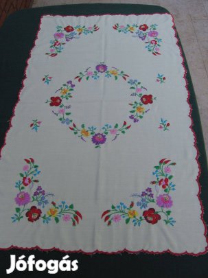Terítő halványsárga alapon - kalocsai mintával