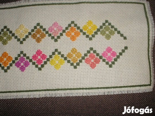 Terítő keresztszemes hízéssel 50x13,5 cm