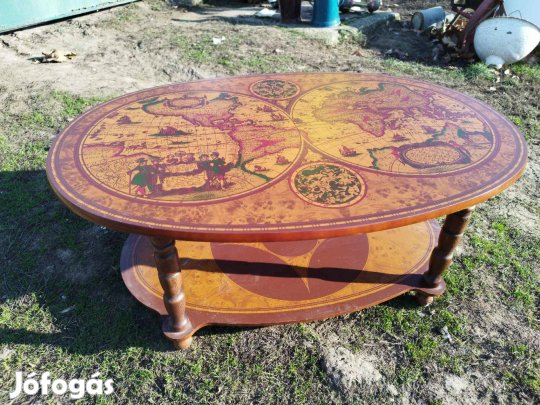 Térképmintás asztal