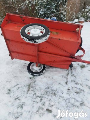 Terra pótkocsi eladó kitűnő állapotban