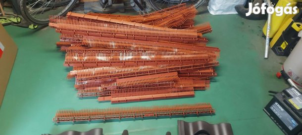 Terrán ereszszellőző-elem (fésűs)