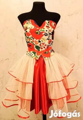 Tervező által alkotott modern magyaros, matyó mintás ruhaszett