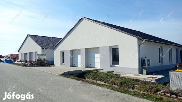 Teskándon ikerház megújúló energiával, garázzsal!