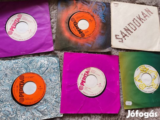 Tesla Gzc 710 bakelit lemezjátszó, 12 db bakelitlemezzel