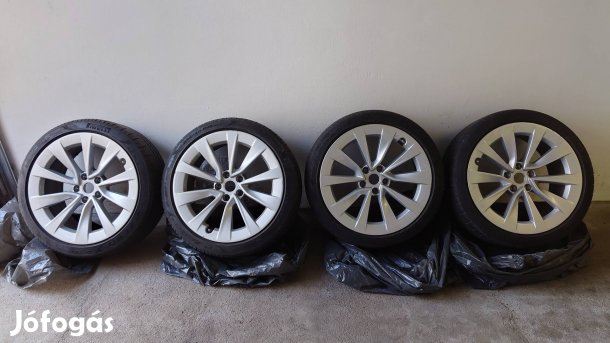 Tesla Model 3 19" gyári felni szett Pirelli nyári gumikkal