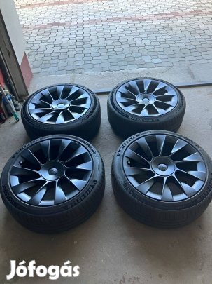 Tesla Model Y Michelin nyári 255/40 R20 101 W TL 2023 / Gyári alufelni