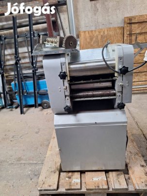 Tészta nyújtó vágó gép