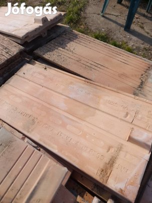 Tetőcserép tatai kitűnő állapotban 2500db elado.