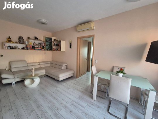 Tetőkert-kapcsolatos, teraszos lakás eladó a Napfürdő lakóparkban