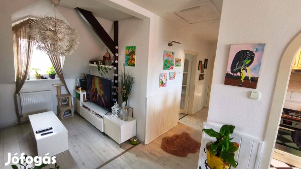 Tetőtéri , kertkapcsolatos lakás 16. kerület