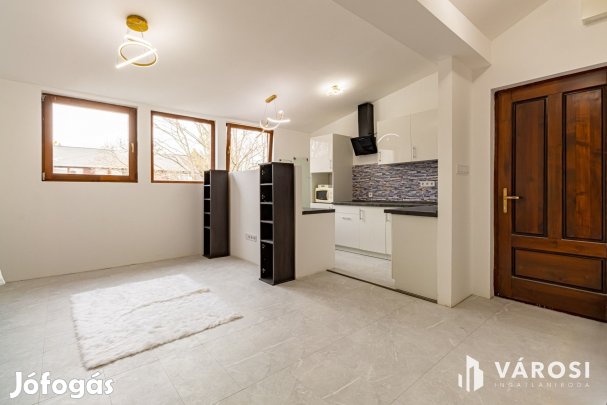 Tetőtéri, galériás garzonlakás eladó Pomázon