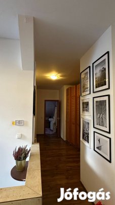 Tetőtéri álomlakás eladó egy elegáns villában