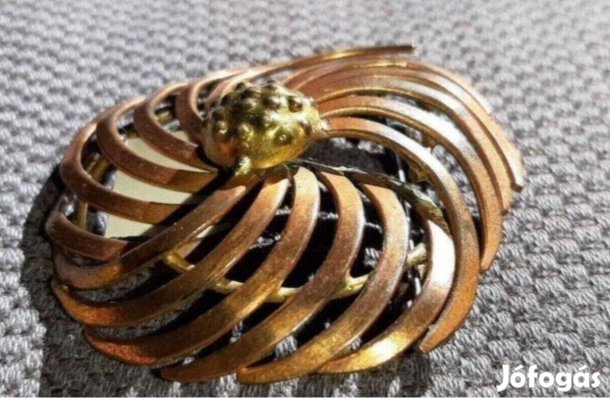 Tetszetős és szép kidolgozású bross
