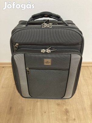 The Sharper Image húzhatós gurulós bőrönd