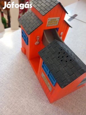 Thomas A hajózási társaság épülete Szodor szigeten elemes