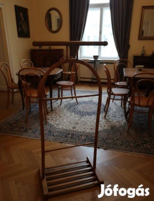 Thonet stílusú fa inas korának megfelelő, stabil állapotban