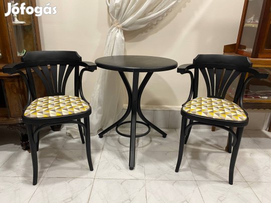 Thonet stílusú kerek asztal 2 db karfás székkel