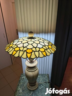 Tiffany stílusú búrával régi alabástrom lámpa testű asztali lámpa