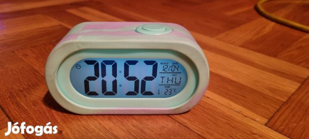 Tiger digitális ébresztőóra, többszínű, felolvassa az időt angolul 