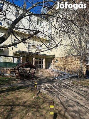 Tipp-Topp kis lakás Kiadó!