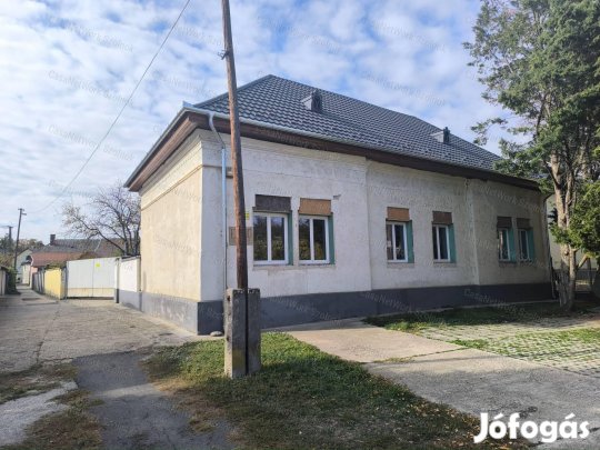 Tiszaföldvári üzem 259 m2-es épülettel eladó!