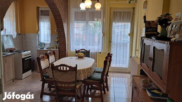 Tiszaföldváron 5 szobás jó állapotú családi ház eladó