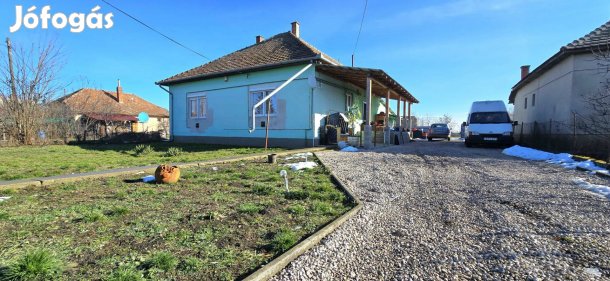 Tiszaföldváron, belsőleg felújított, 90 m-es családi ház Eladó!