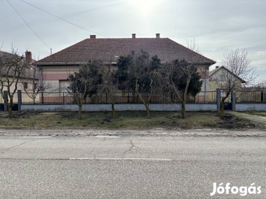 Tiszaföldváron családi ház eladó