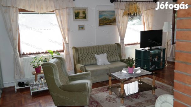 Tiszafüred központjában 4 szobás családi ház eladó