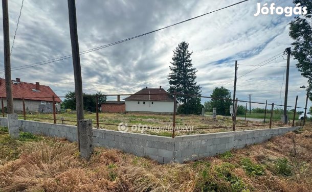 Tiszafüredi 914 nm-es telek eladó