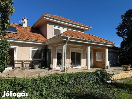 Tiszafüredi eladó 325 nm-es ház