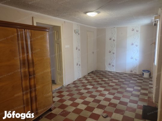 Tiszajenő kozpontjában 3 szobás családi ház eladó