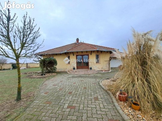 Tiszakécskei 128 nm-es ház kiadó