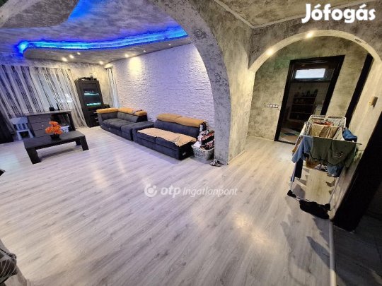 Tiszakécskei 212 nm-es ház eladó