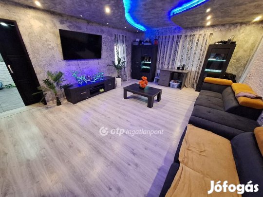 Tiszakécskei 212 nm-es ház eladó