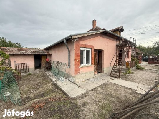 Tiszakécskei 52 nm-es ház eladó