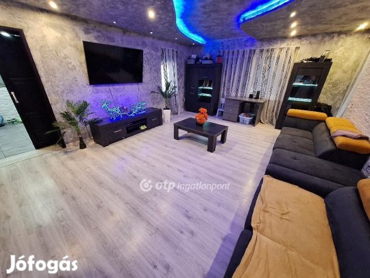 Tiszakécskei eladó 212 nm-es ház