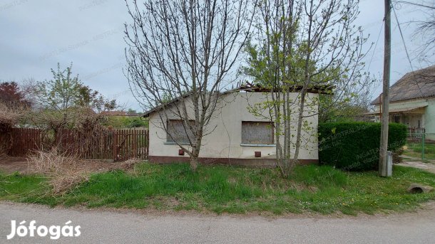Tiszakürtön eladó egy telek, bontandó házzal