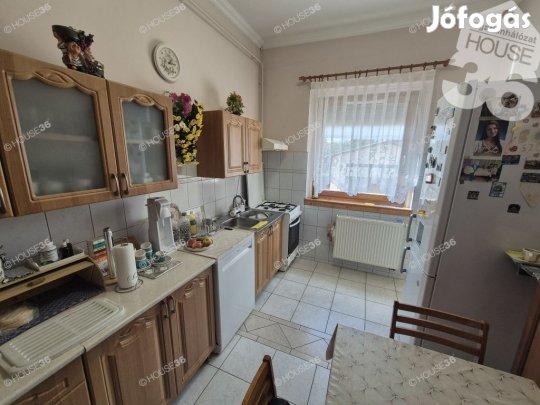 Tiszta udvar - rendes ház eladó Kecskeméten!