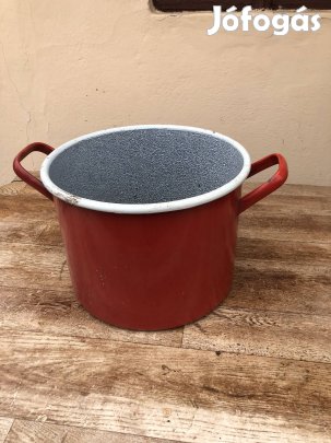 Tíz literes, piros fazék.
