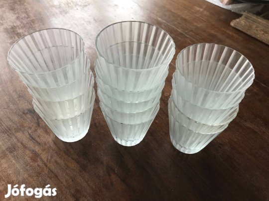 Tizenhárom darab pohár