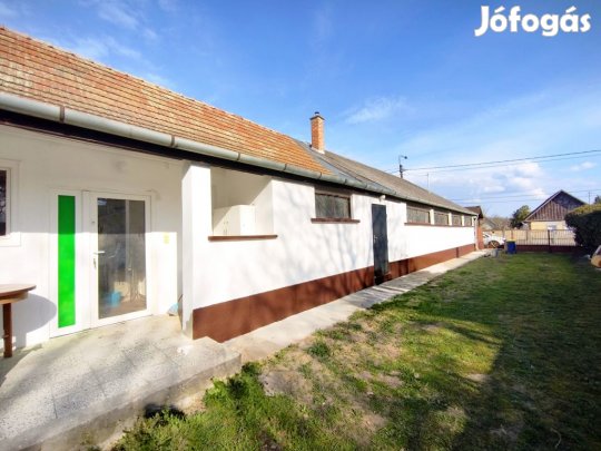 Tóalmás, Béke út, 156 m2-es, 2 generációs, családi ház, 3 szobás