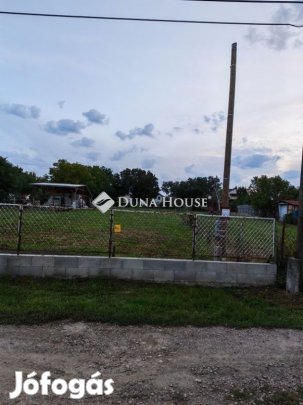 Tóalmási eladó 635 nm-es telek
