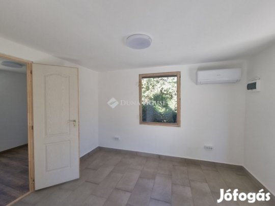 Tóalmáson felújított könnyűszerkezetes nyaraló eladó!