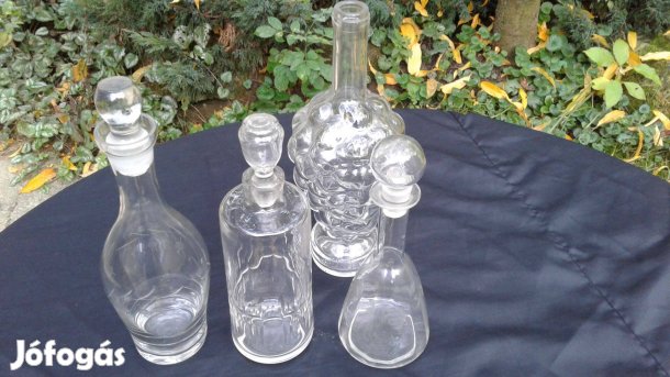 Több fajta pálinkás, boros üvegek üvegdugóval együtt
