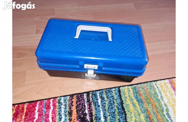 Több fakkos szerszámos láda