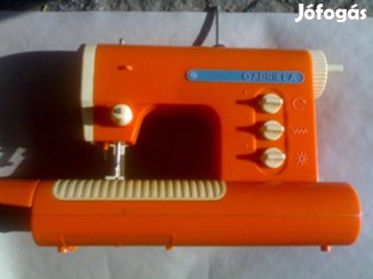 Több mint 40 éves DDR gyártmány játék varrógép kiváló állapotú