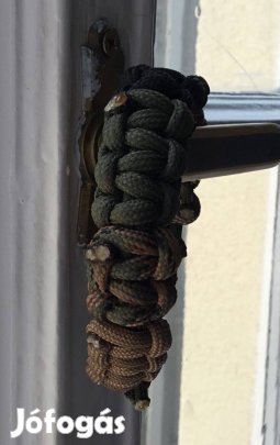 Több színű paracord karkötő